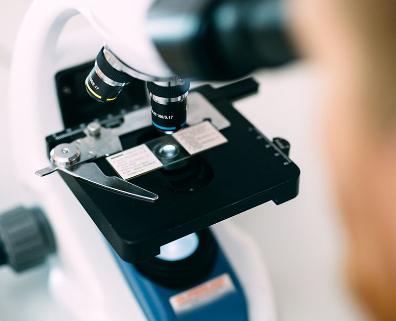 Microscopio con una muestra.